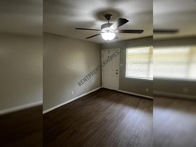 Building Photo - 405 Paula Dr