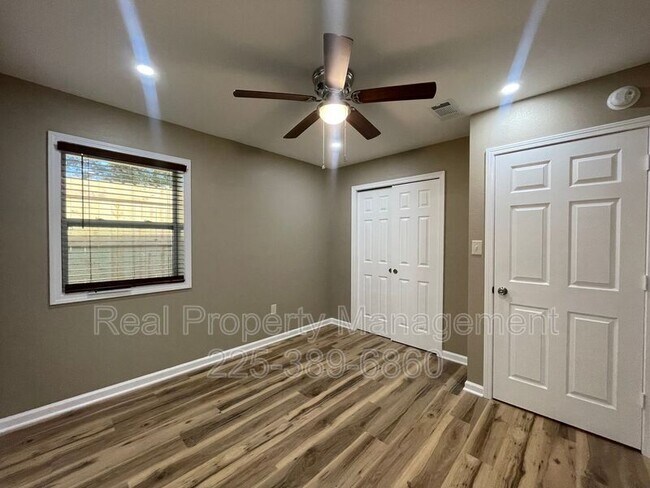 Building Photo - 4225 W Central Ave