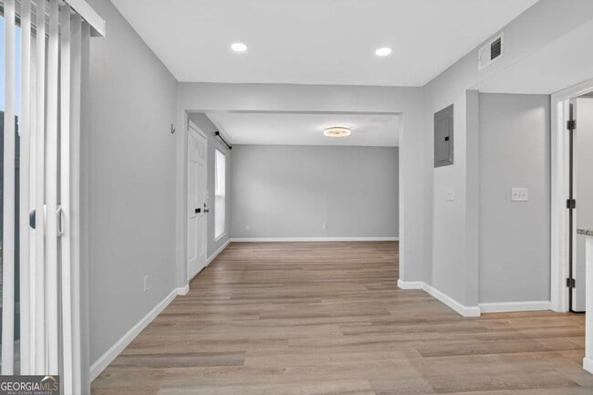 Building Photo - 2917 N Dekalb Dr