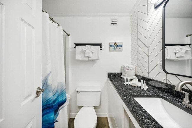 Building Photo - 8817 S Thomas Dr