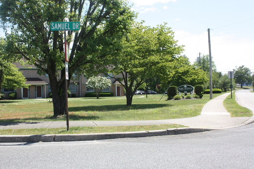 Street view of condominium complex - 220 Park Ave