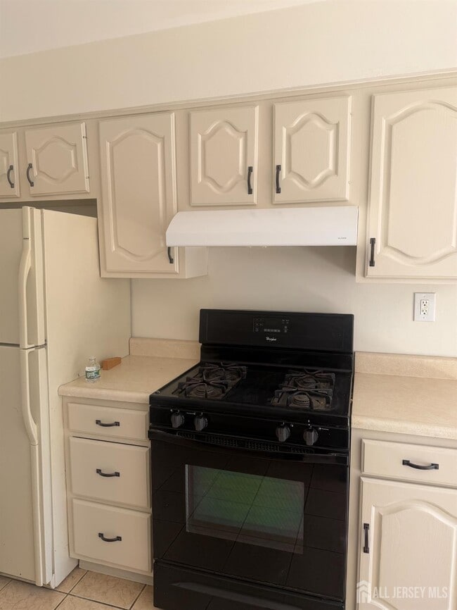 Building Photo - 13 Oakwood Dr