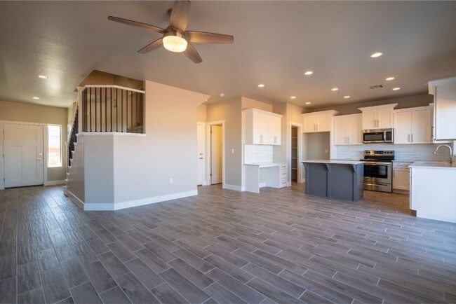 Building Photo - Beautiful 3 bedroom, 2.5 bath townhome, 2 ...