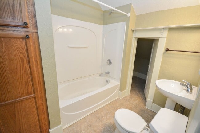 Building Photo - Lovely home in the heart of Kutzky Park!