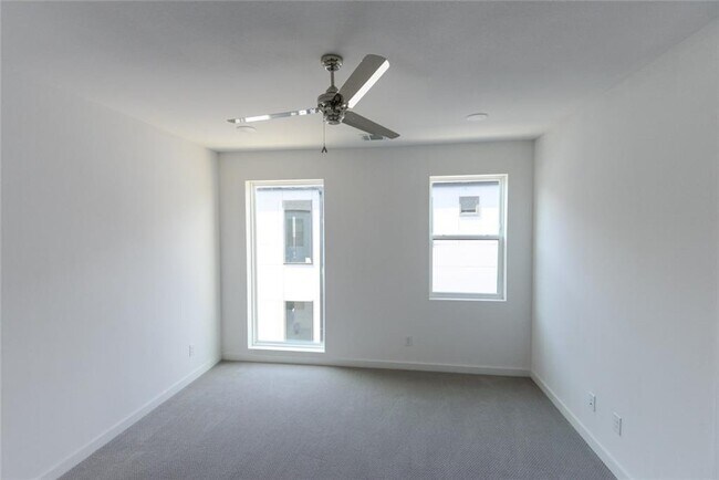 Building Photo - 427 W 10th St