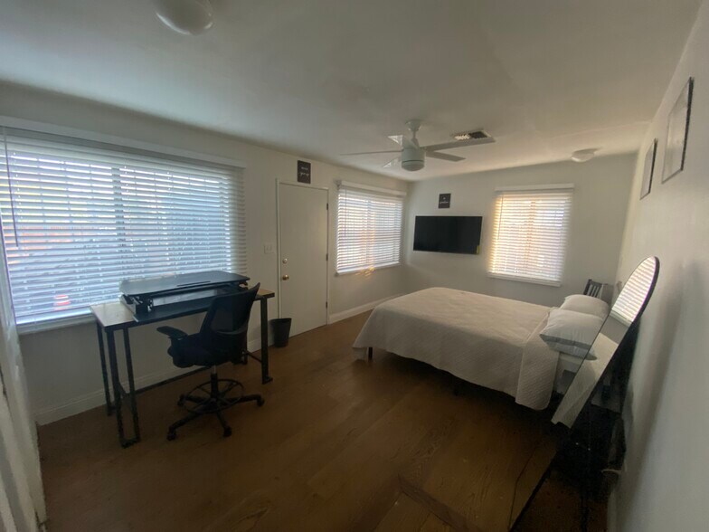 Building Photo - 636 E 121st Pl