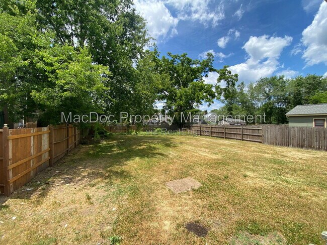 Building Photo - 806 Weedon St