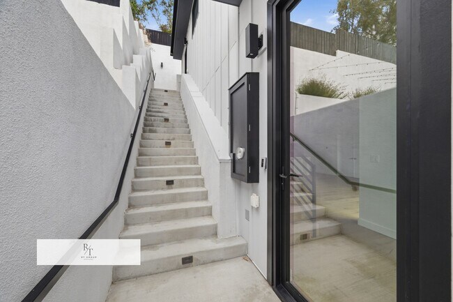 Building Photo - Luxury Modern Living with Stunning LA Skyline Views