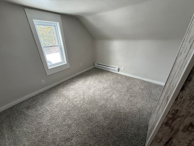 Building Photo - 3 bedroom, 1 bath Centrally located in town