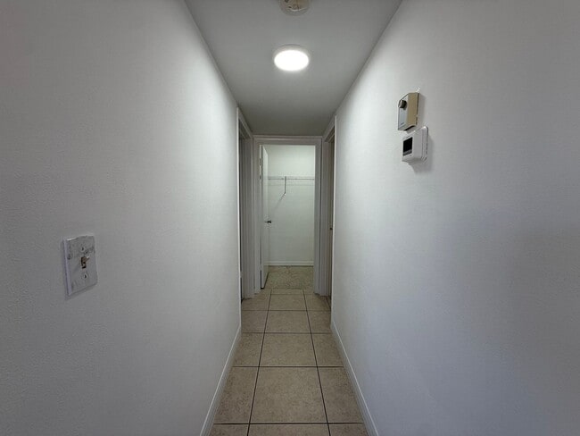 Building Photo - Freshly Remodeled - 1 Bedroom Unfurnished Condo-In Town Location-AVAILABLE NOW