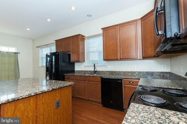 Building Photo - 15 Flag Ct