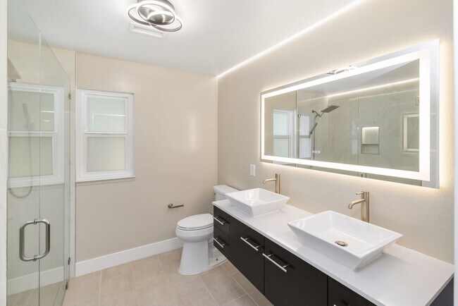 Building Photo - **Special** Bright spacious 3 bedroom 2 ba...