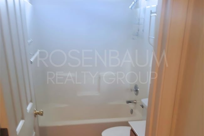 Building Photo - Charming 3-bedrooms, 2-baths home nestled ...