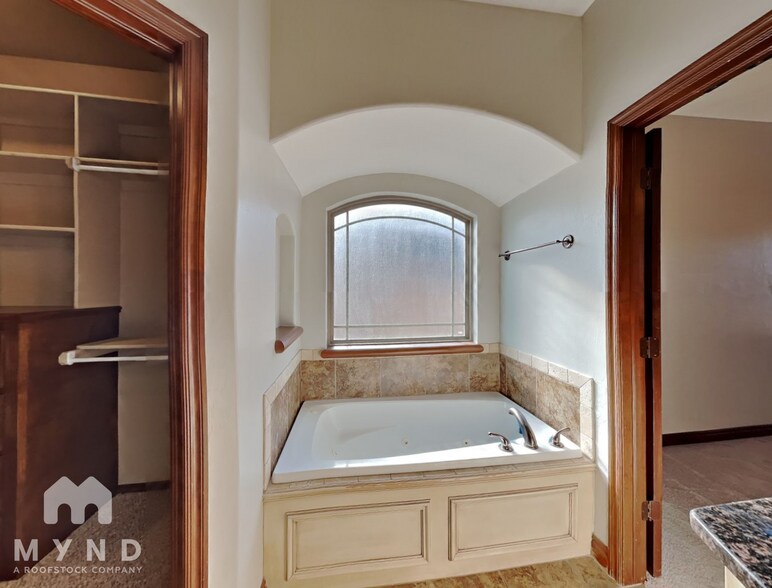 Building Photo - 6001 Bentwood Dr