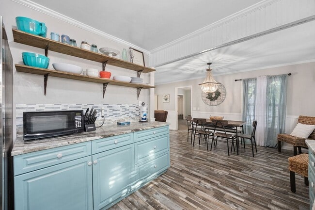 Building Photo - SNOWBIRD RENTAL- 4 blocks 2 Sea & Fire Pit