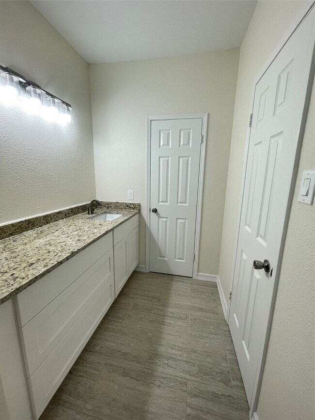 Building Photo - 640 Wilcrest Dr