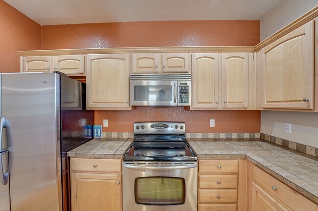 Building Photo - 2 bedroom, 2.5 bath townhome in Observatory Village
