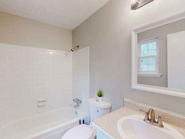 Building Photo - 1045 Forest-