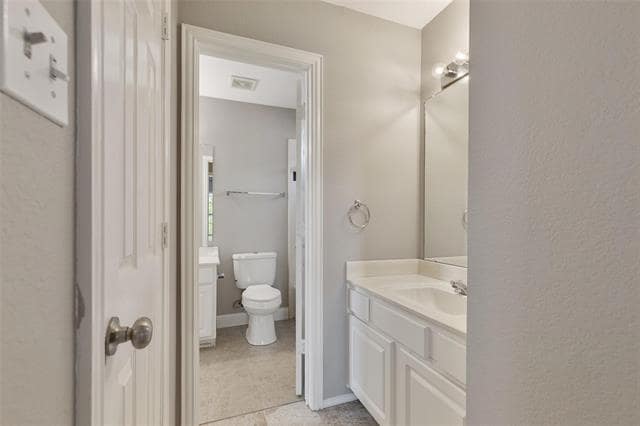 Building Photo - 2026 Camelot Dr