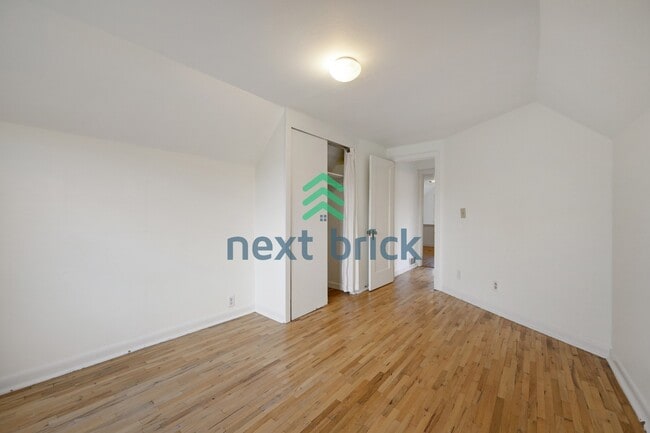 Building Photo - A classic vintage house ready to rent