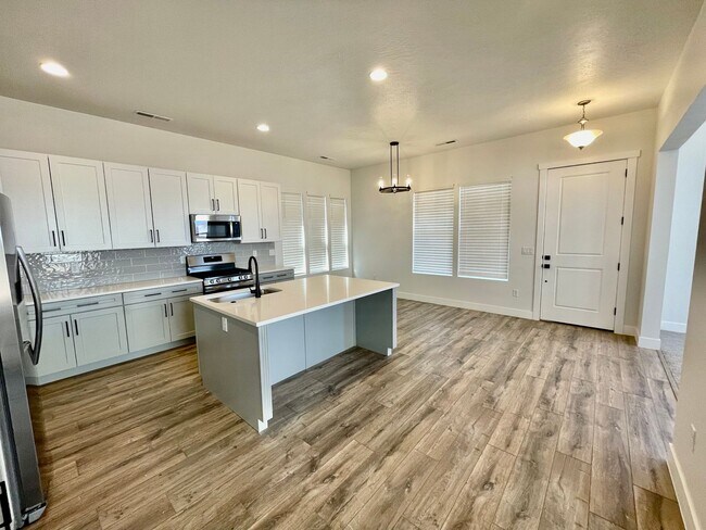 Building Photo - Like New! Three Bedroom Home in Desert Color