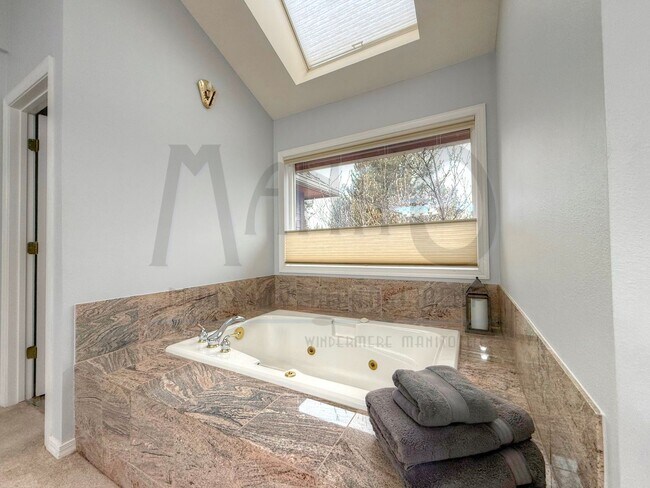 Building Photo - Elegant & Sprawling South Hill Home