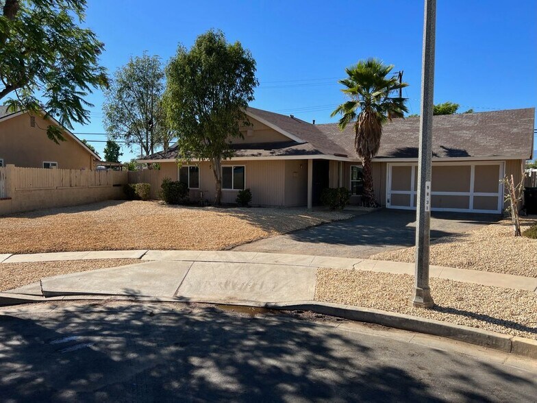 Building Photo - 421 Royal Cir