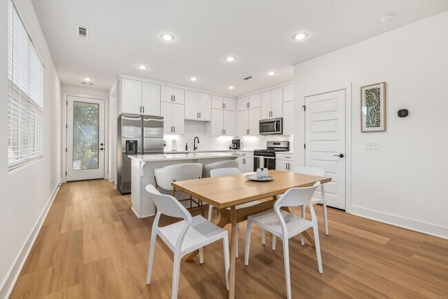 Building Photo - 1324 Van Buren Ave