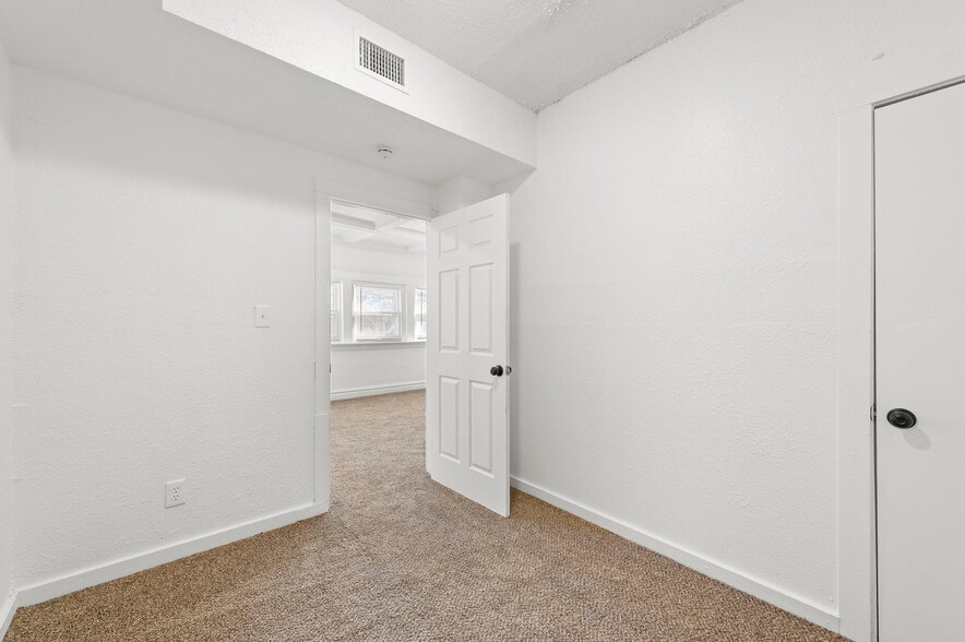 Building Photo - 2207 E 24th Ter