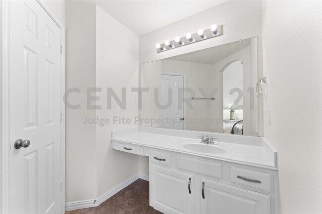 Building Photo - Beautifully Maintained, 2-Story 5/3.5/3 Ne...