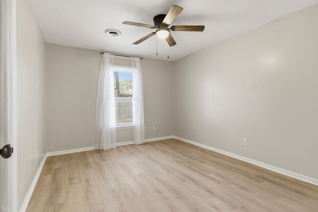 Building Photo - 2bed/1bath Duplex