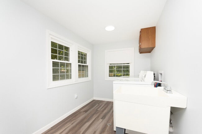 Building Photo - 2576 Plainfield Rd