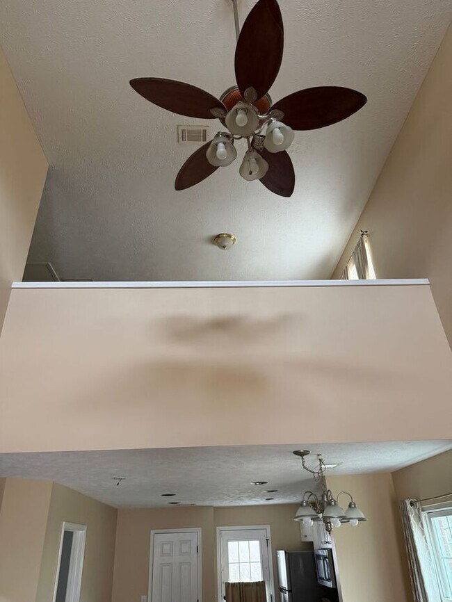 Building Photo - Maintenance Free Living 3 Bed/2.5 Bath