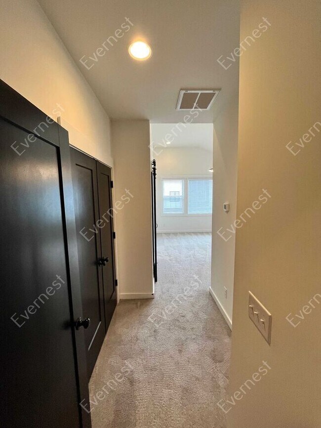 Building Photo - 4-Bedroom Home with Modern Comforts in a P...
