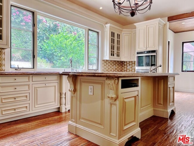 Building Photo - 9530 Hidden Valley Rd