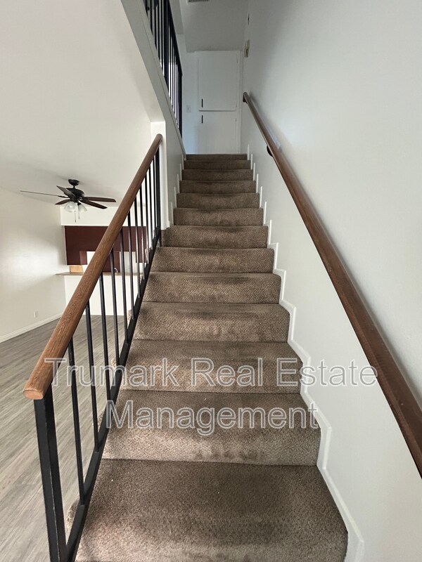 Building Photo - 1122 E Elk Ave