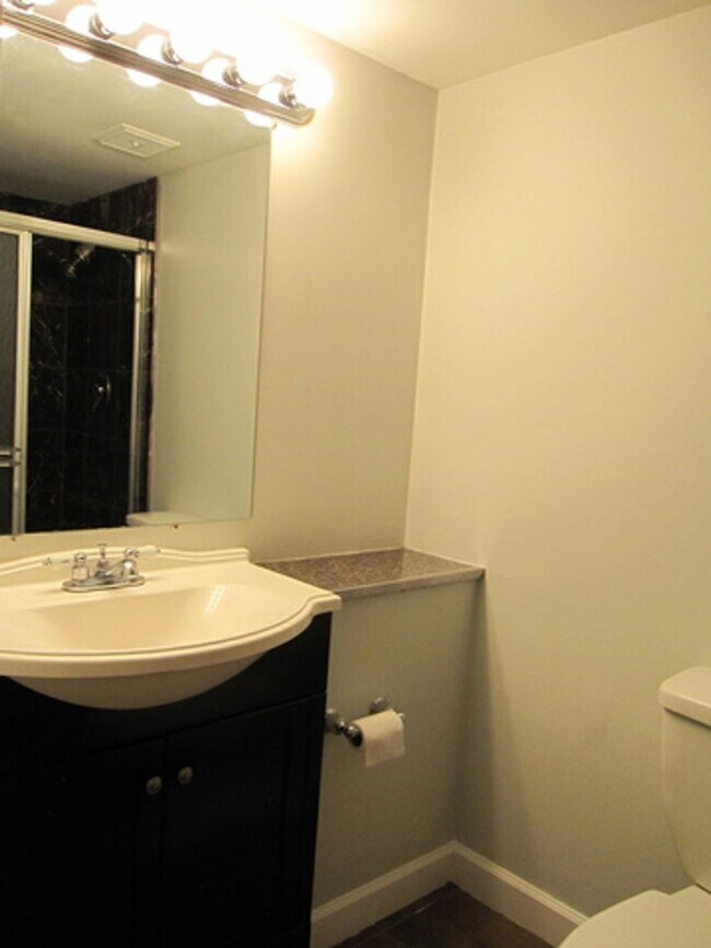 Building Photo - Spacious 2 Bedroom