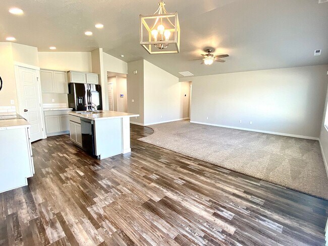 Building Photo - 3 Bedroom 2 Bath  PET FRIENDLY home in SW ...