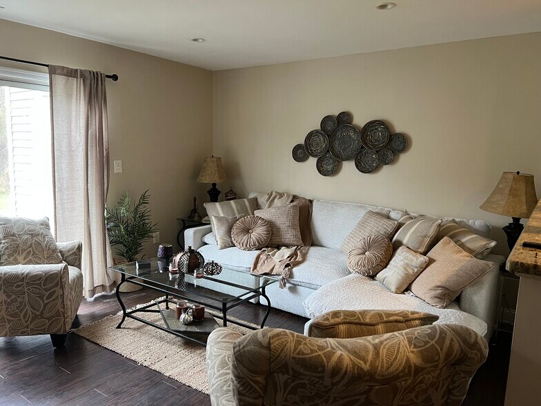 Building Photo - 64 Holly Dr