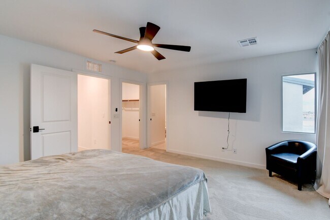 Building Photo - Stunning and Modern Townhome in Skye Canyon