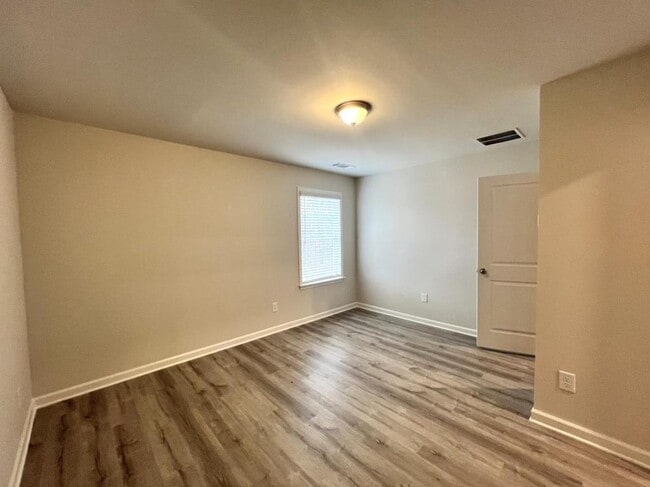 Building Photo - 145 Chase Xing