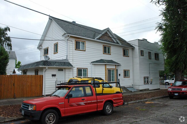 Building Photo - 4335 SE Milwaukie Ave