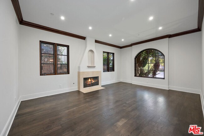 Building Photo - 305 N Palm Dr