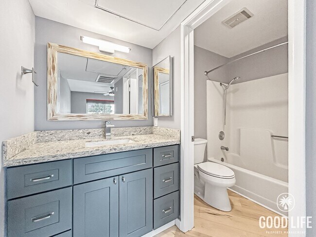 Building Photo - Beautiful 2BD/2BA W/ Reserved Parking and In-Unit Laundry in North Park!