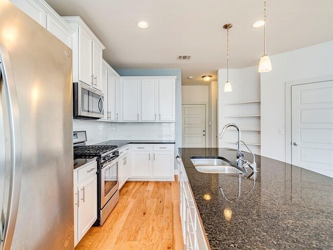 Building Photo - 2215 Capulet St