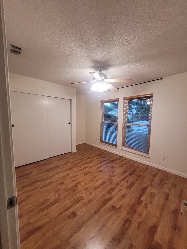 Building Photo - Beautiful home with wood floors