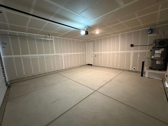 Building Photo - NW Visalia Home Rent Ready! Walking distance to Oak Grove