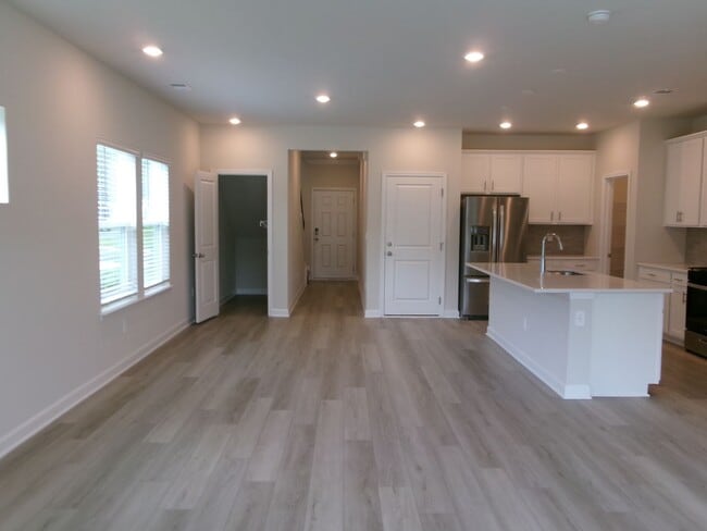 Building Photo - New pond view 5 bedroom, 3 bath home in Cl...