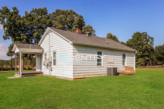 Building Photo - 2104 E Greenbriar Rd