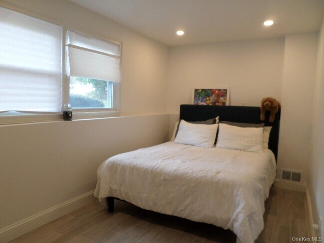 Building Photo - 8 Jodi Ln